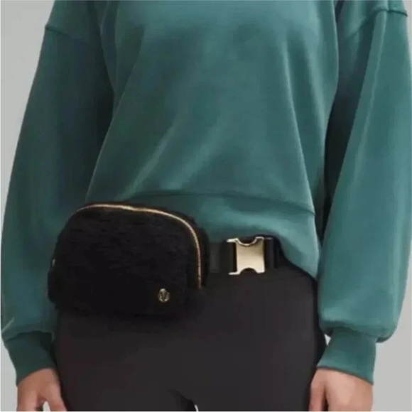 Lululemon Everywhere Belt Bag Black Fleece with Gold Hardware 1L EUC - Picture 1 of 13